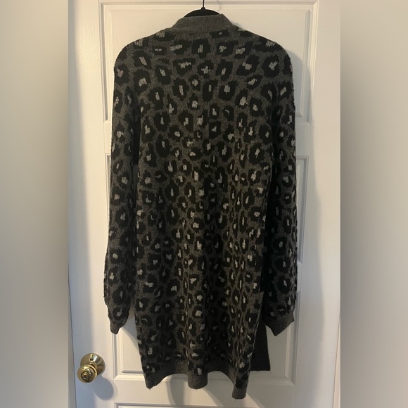 Abercrombie & Fitch Gray Leopard Print Cardigan Sweater Size S - Picture 2 of 5